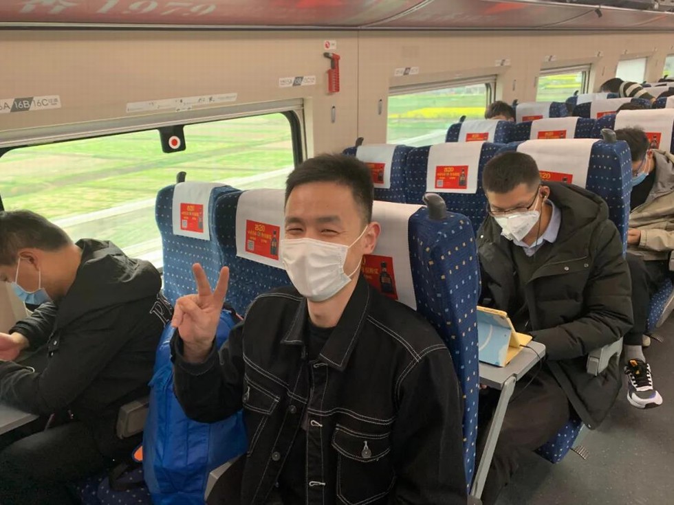 武汉首趟返岗复工专列接东风人“回家”
