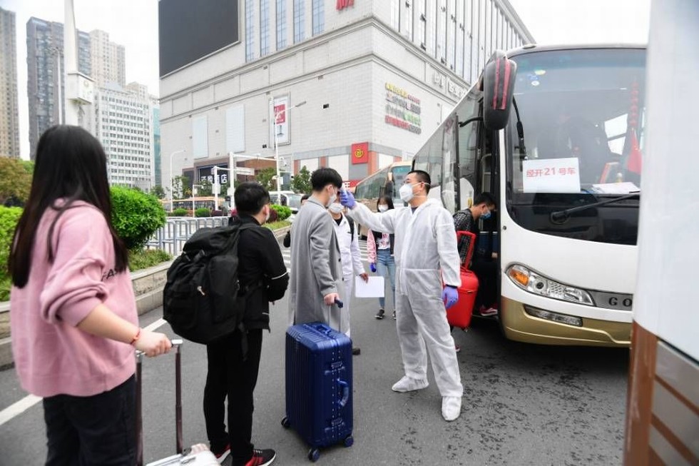 武汉首趟返岗复工专列接东风人“回家”