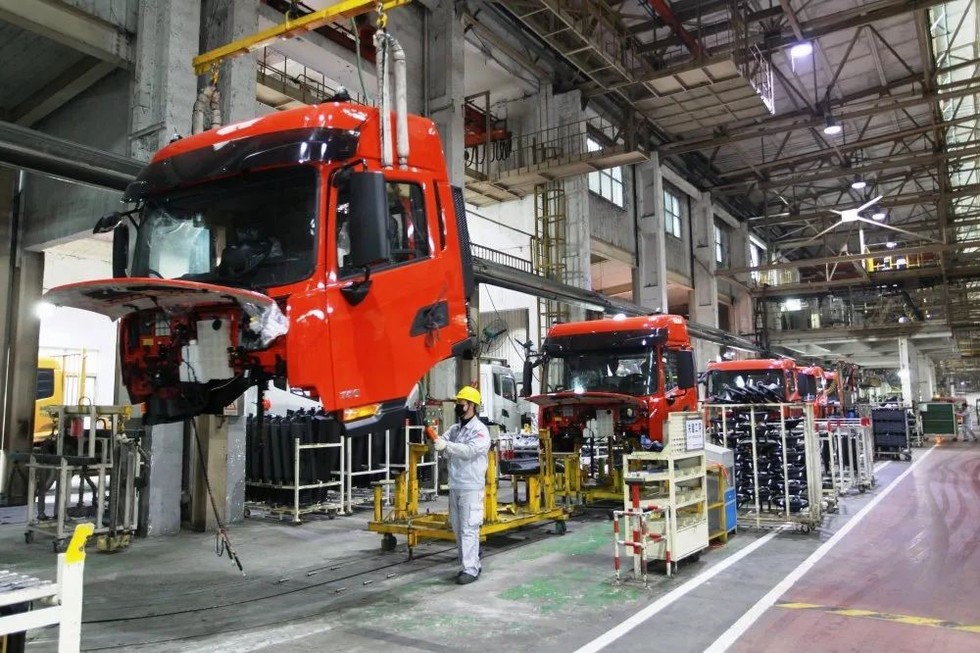 勇当先锋敢打头阵，战疫复工党旗飘飘