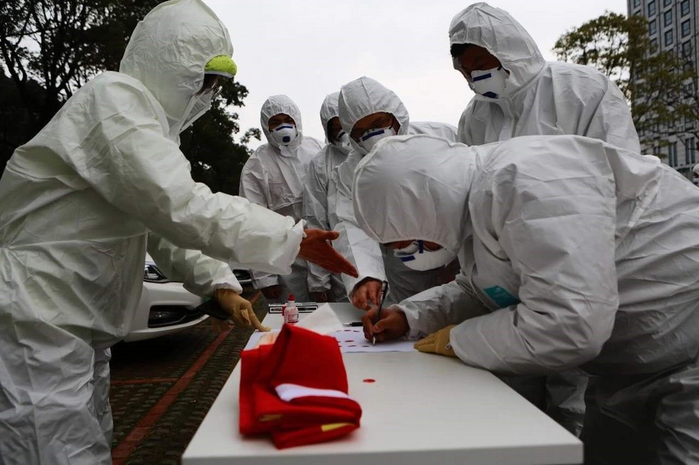 勇当先锋敢打头阵，战疫复工党旗飘飘