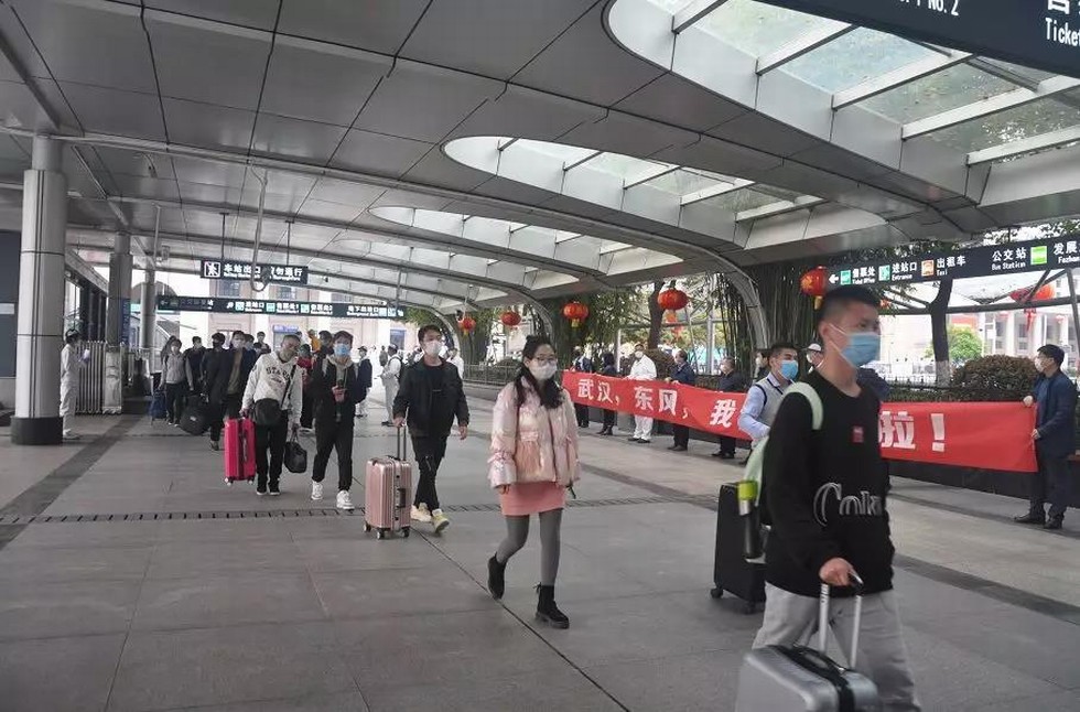 武汉首趟返岗复工专列接东风人“回家”