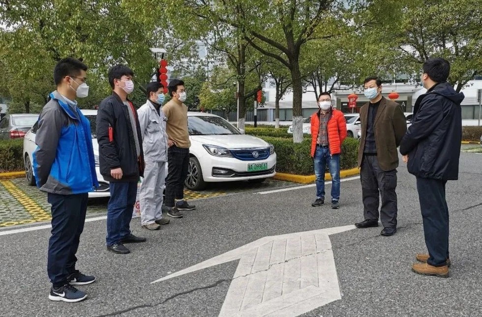 勇当先锋敢打头阵，战疫复工党旗飘飘