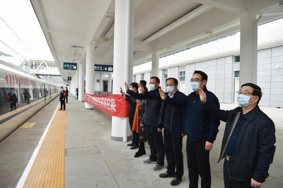 武汉首趟返岗复工专列接东风人“回家”