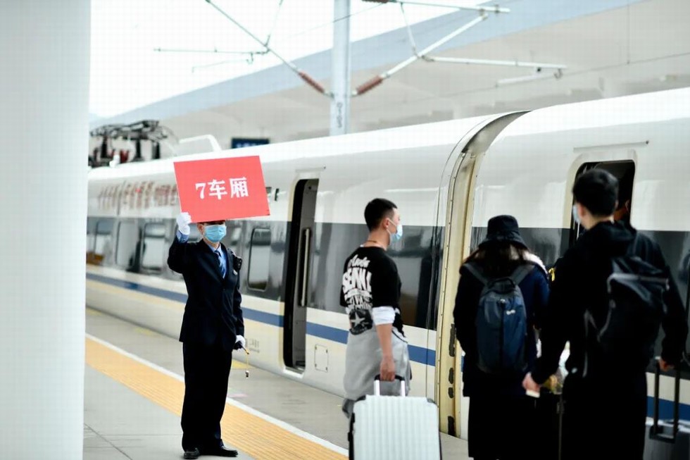 武汉首趟返岗复工专列接东风人“回家”