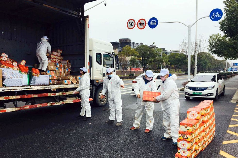 勇当先锋敢打头阵，战疫复工党旗飘飘