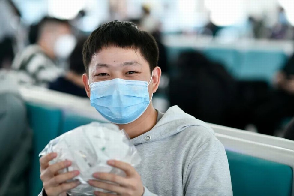 武汉首趟返岗复工专列接东风人“回家”