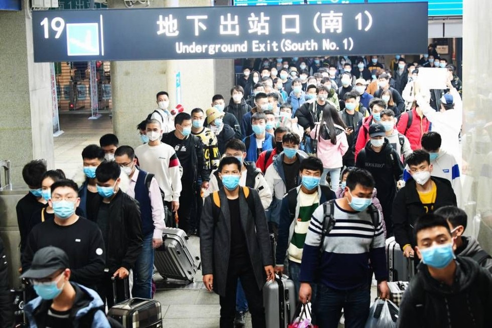 武汉首趟返岗复工专列接东风人“回家”