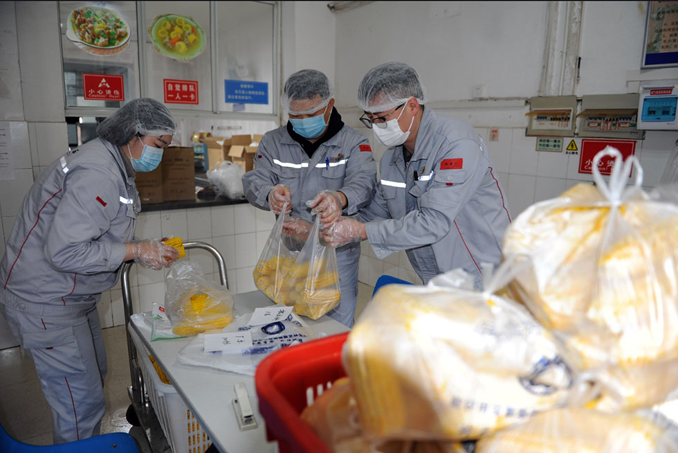 复产正加速 食堂分餐忙