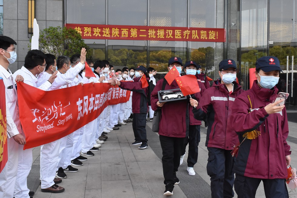 漫天凯旋豪情 十里东风相送