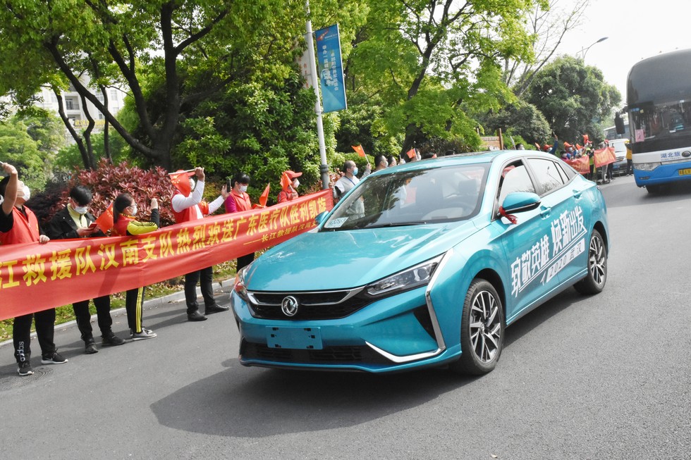 东风乘用车公司志愿者欢送广东医疗服务队离汉