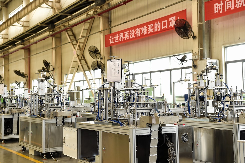 东风设备首批10台口罩机成功下线