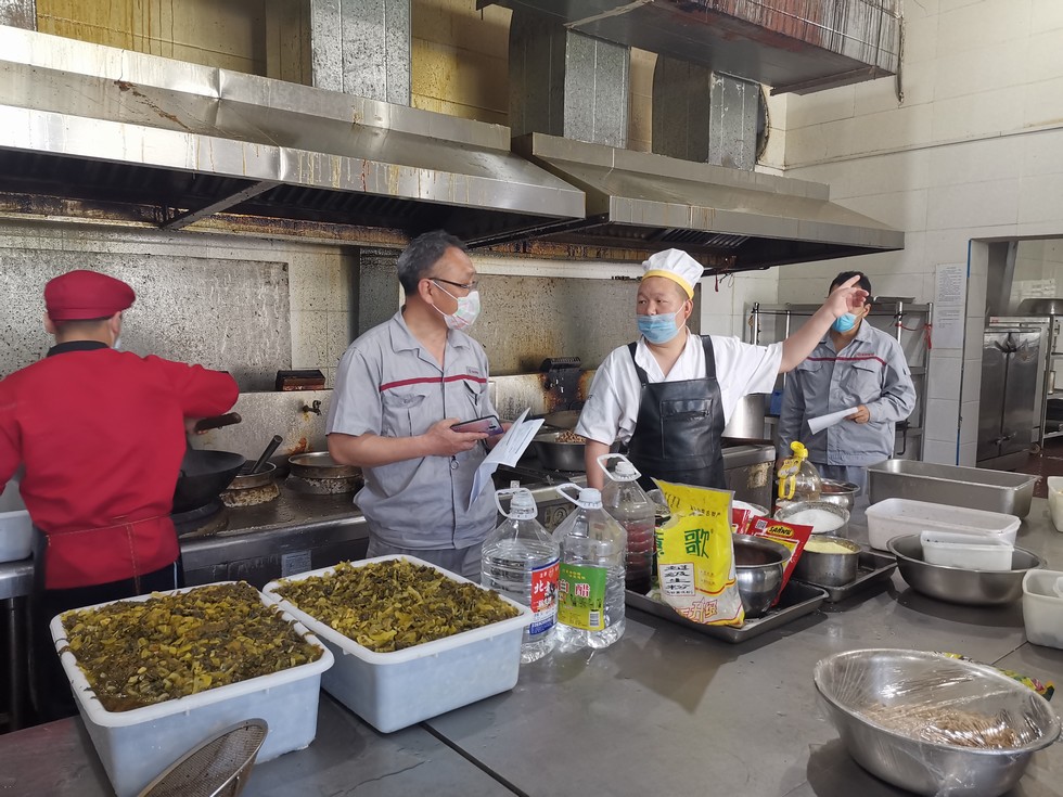 员工代表巡检食堂