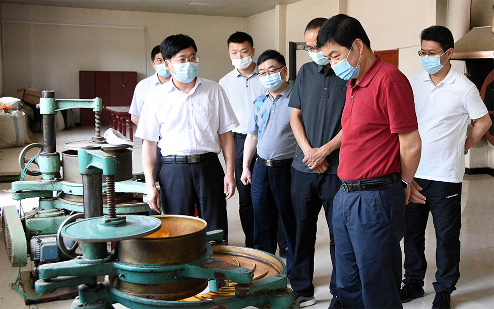 何伟调研金牛寺村扶贫情况