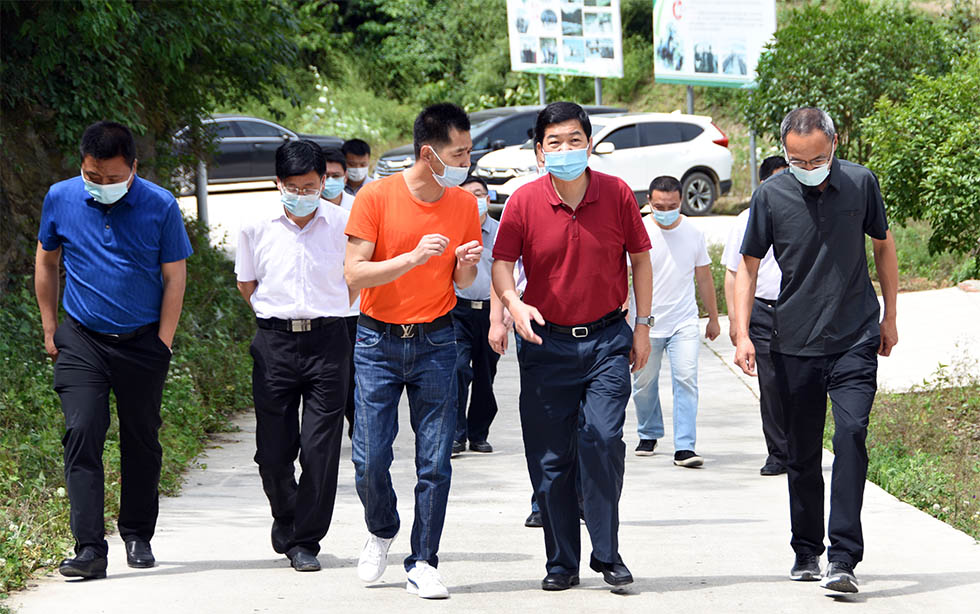 何伟调研金牛寺村扶贫情况