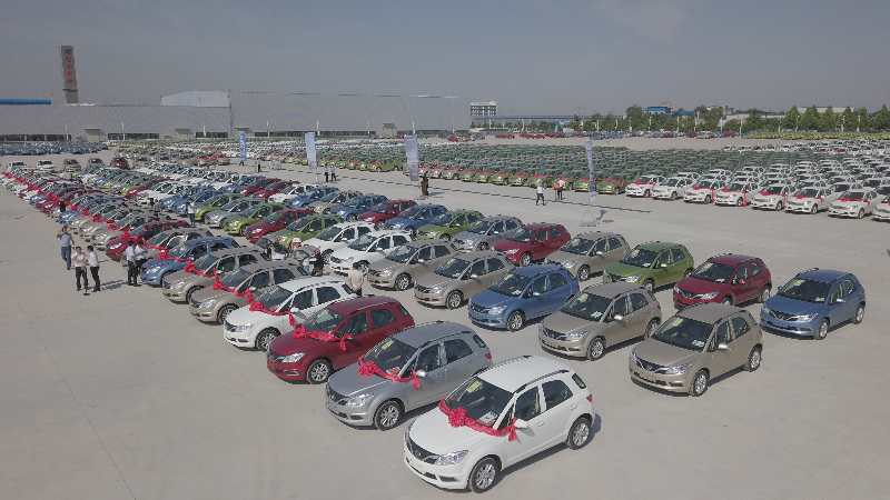 速达公司SA01CA/SD01CA购车用户车辆交付仪式举行1274辆速达纯电动轿车正式交付用户使用