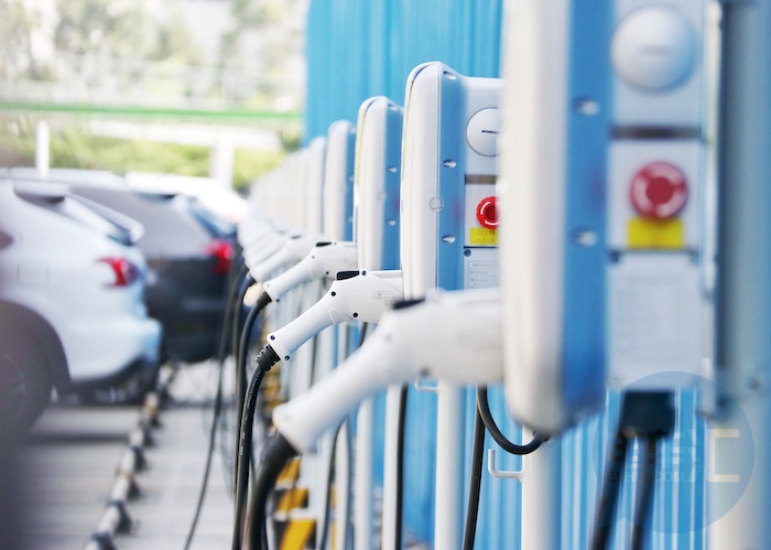 上海拟新建10万个电动汽车充电桩；斯柯达捷克工厂重启动力电池生产