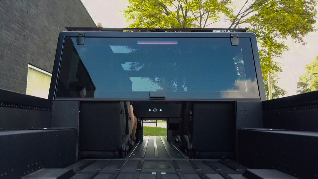 Bollinger电动卡车的全长passthrough和frunkgate将是独家的