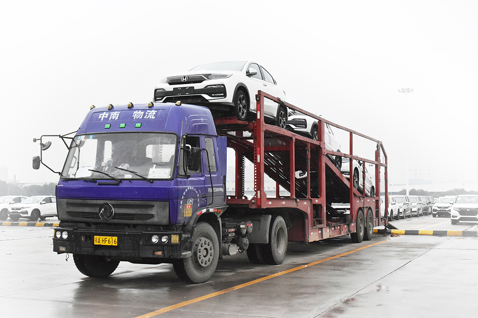 通堵点解难点 整车运送不停歇