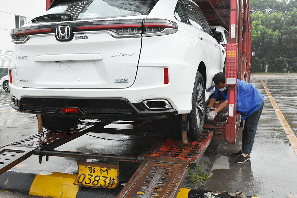 通堵点解难点 整车运送不停歇