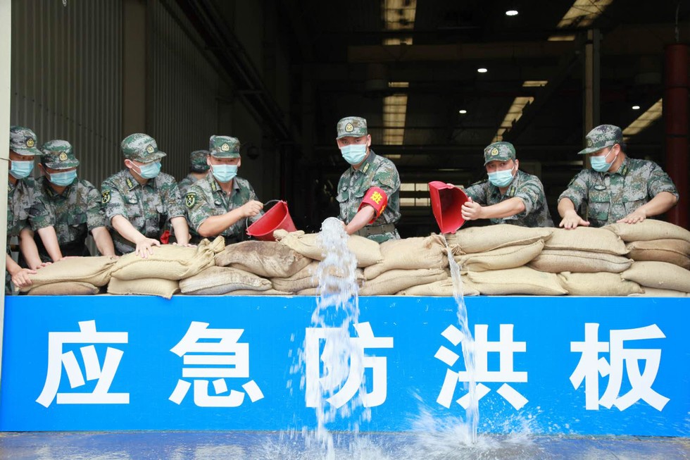 抗洪抢险 东风民兵准备好了