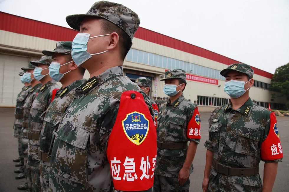 抗洪抢险 东风民兵准备好了