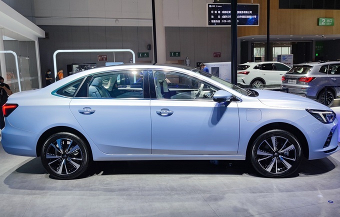 成都车展荣威全新纯电动轿车ER6亮相