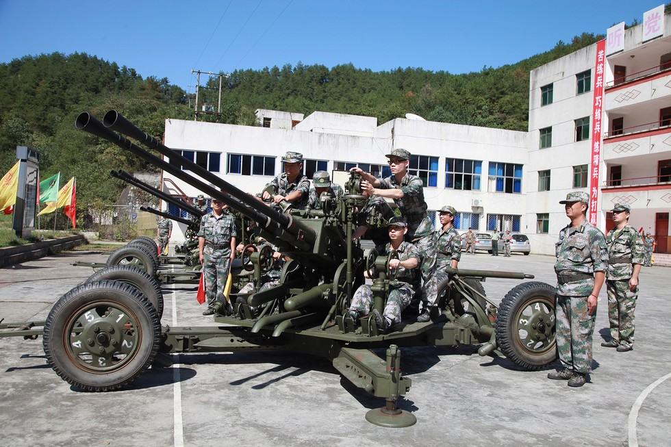 东风公司加强新形势下企业武装工作纪实