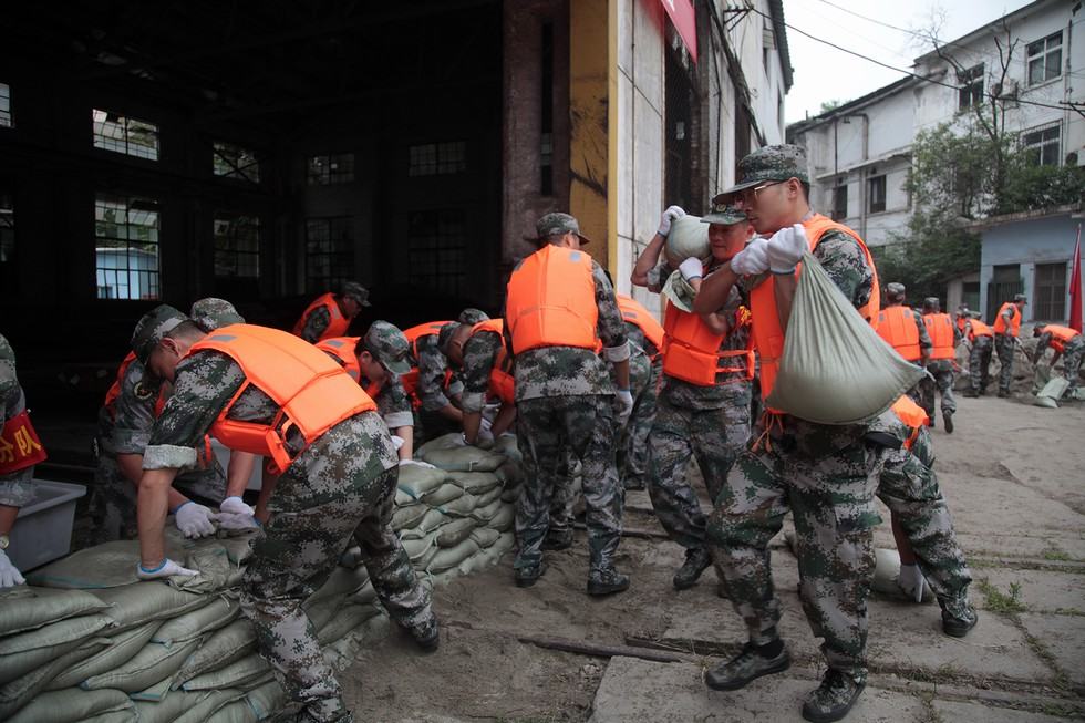 东风公司加强新形势下企业武装工作纪实