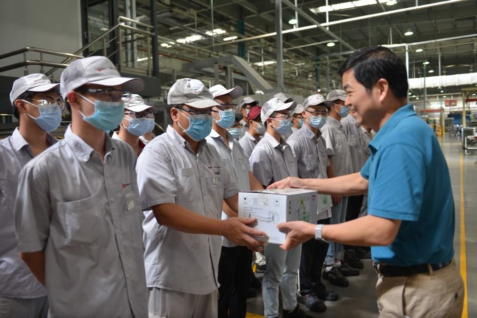 东风公司工会慰问战高温一线员工