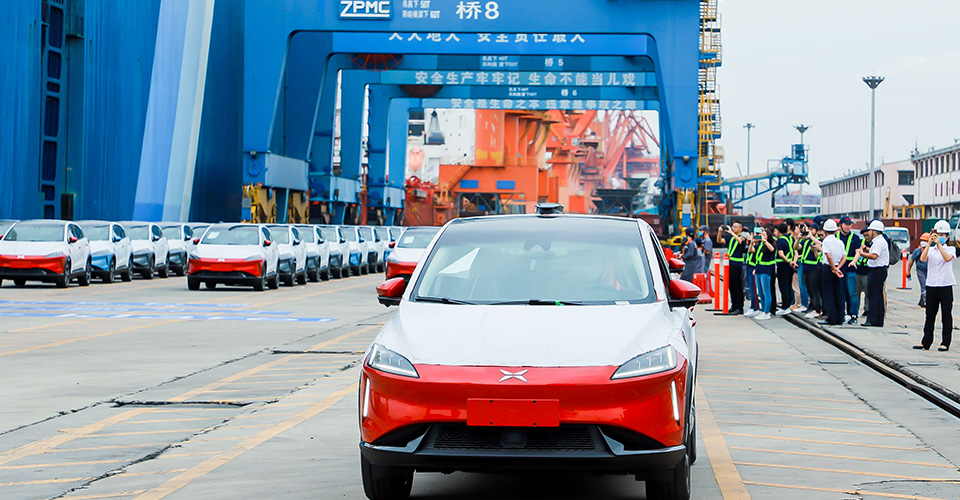 拥抱欧洲市场，小鹏汽车首批出口整车正式发运