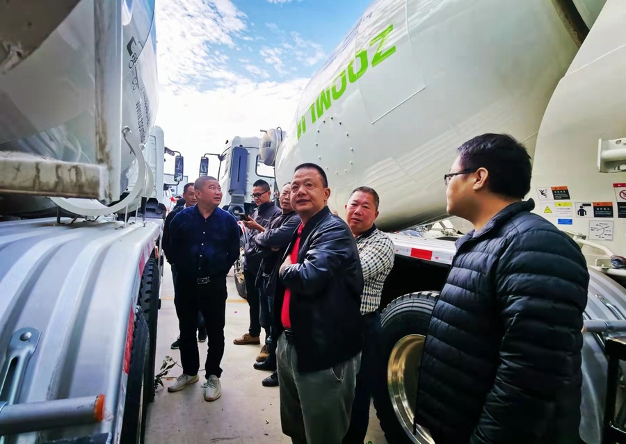 东风轻量化搅拌车交付客户