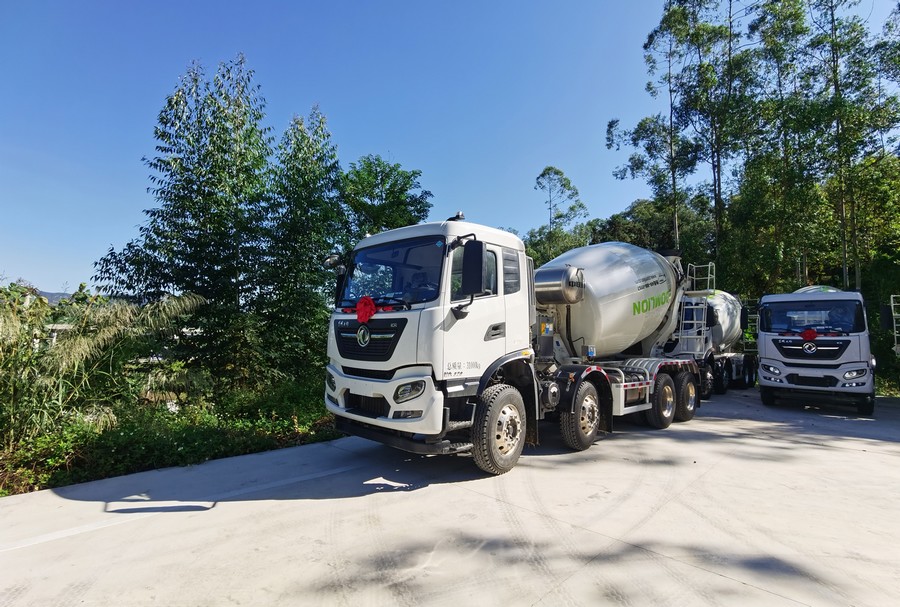 东风轻量化搅拌车交付客户