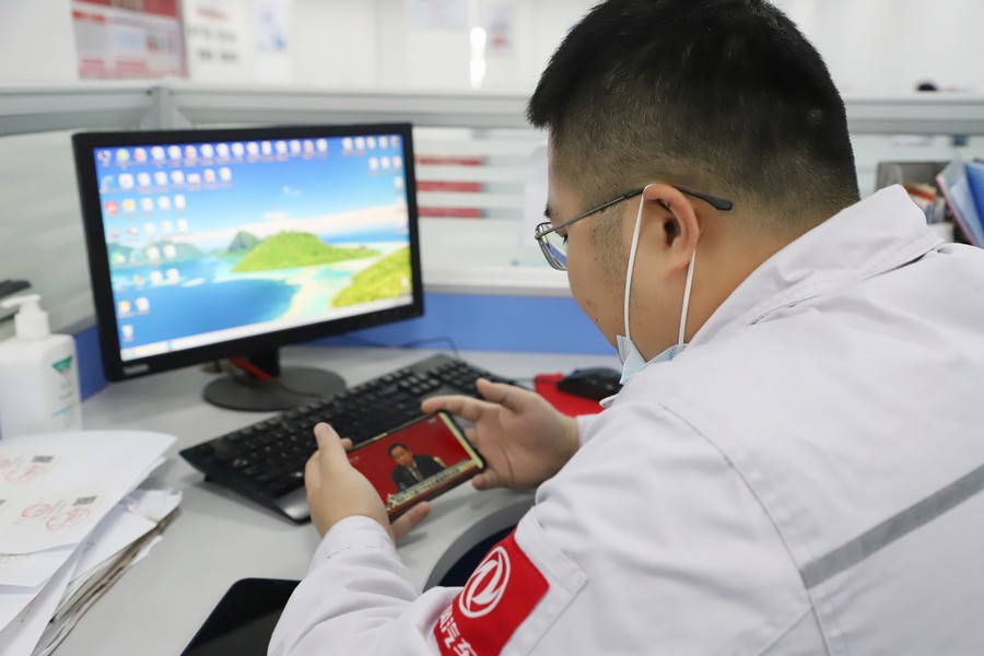 掀起学习十九届六中全会精神热潮