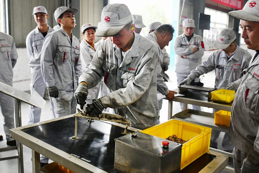 发扬工匠精神 争当金牌工人