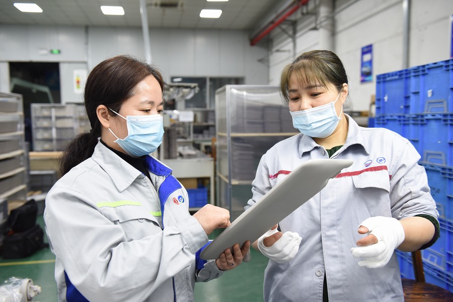 奋斗的冬夜很“火热”——东风延锋（十堰）汽车饰件系统有限公司年终生产现场