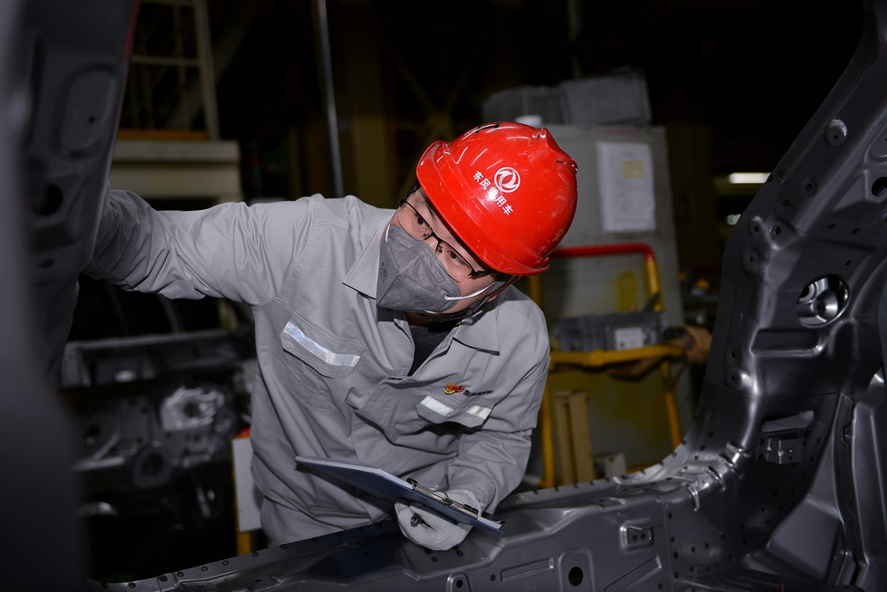 【视觉东风】焊花映春－探访东风乘用车公司焊装车间