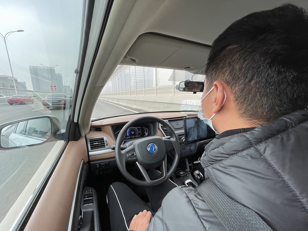 东风自动驾驶出租车开始接单