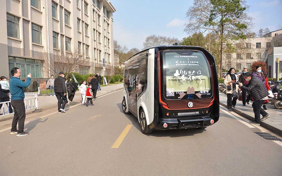 东风“樱花号”载抗疫医护武大赏樱