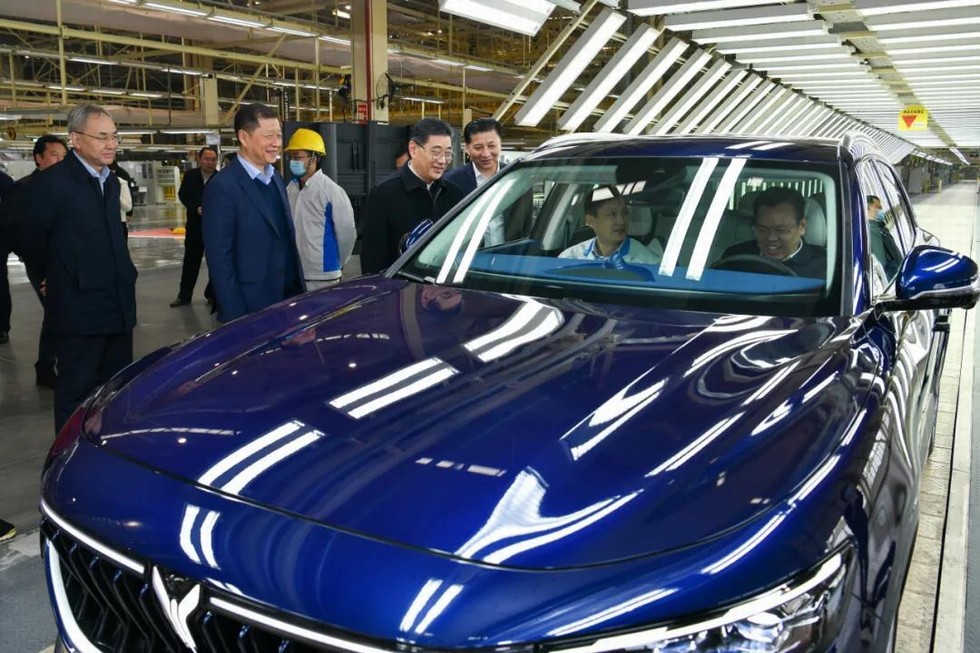 武汉市委副书记、市长程用文调研岚图汽车和东风云峰项目