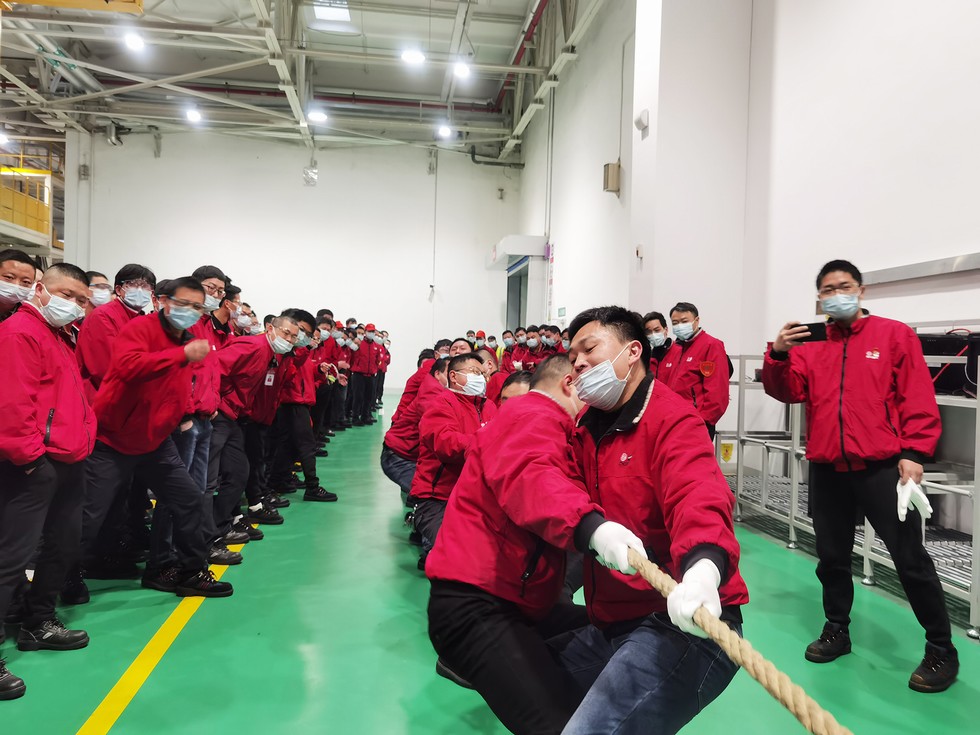 东风康明斯举行“战高产 鼓士气”员工拔河比赛