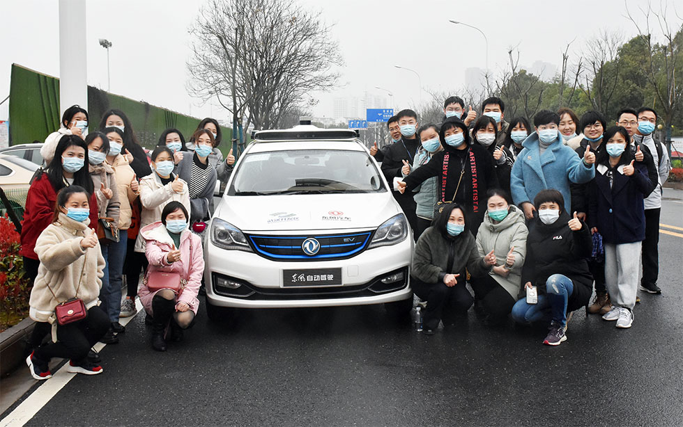 武汉女警试乘东风RoboTaxi