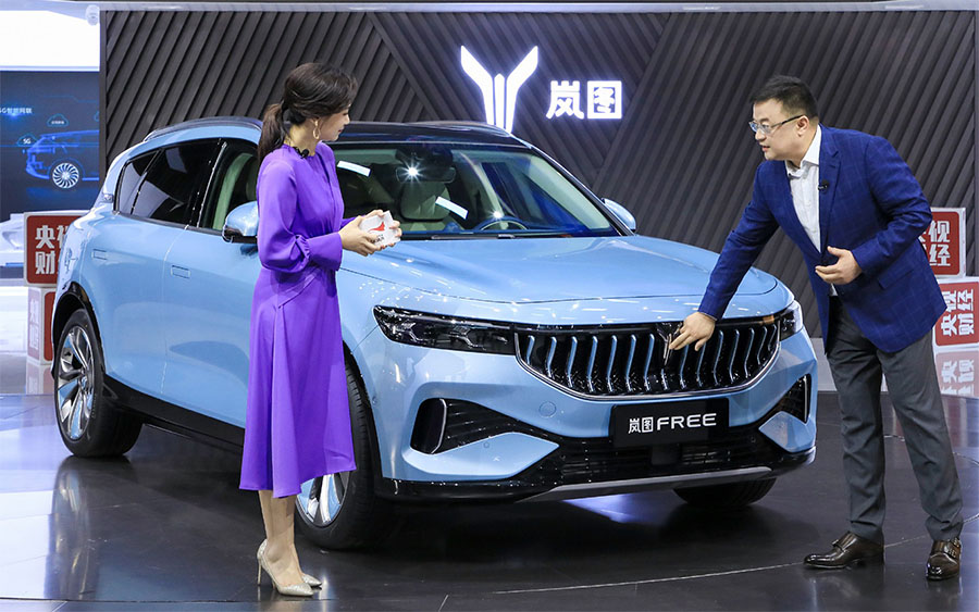 尤峥在上海车展直播带货