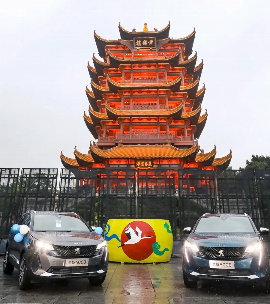 黄鹤楼下赏“新狮”