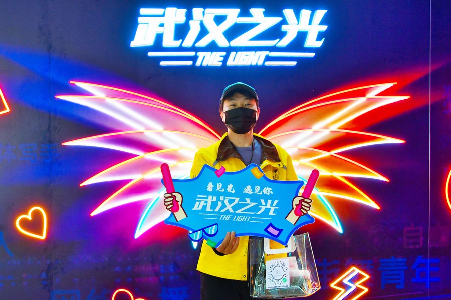 当骑手遇到“武汉之光”