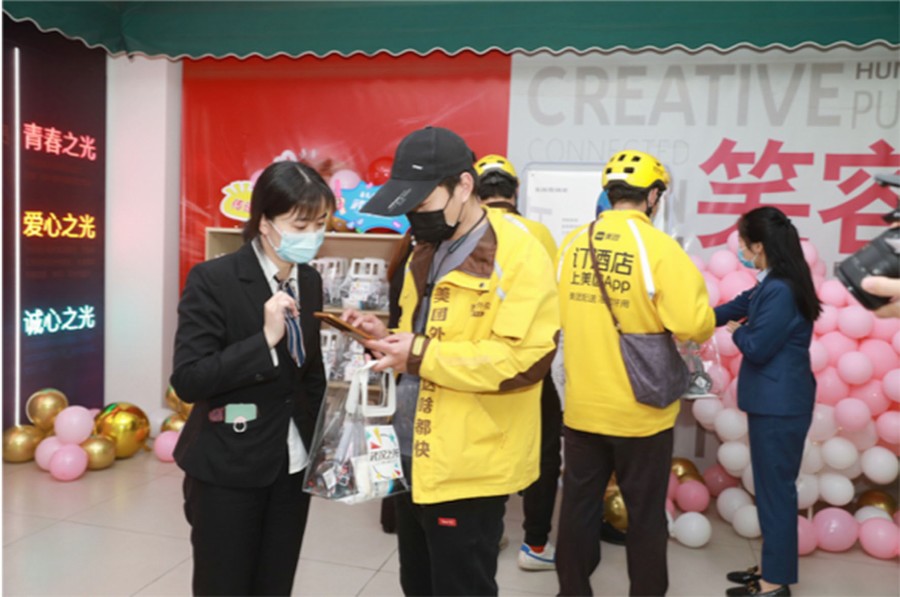 当骑手遇到“武汉之光”