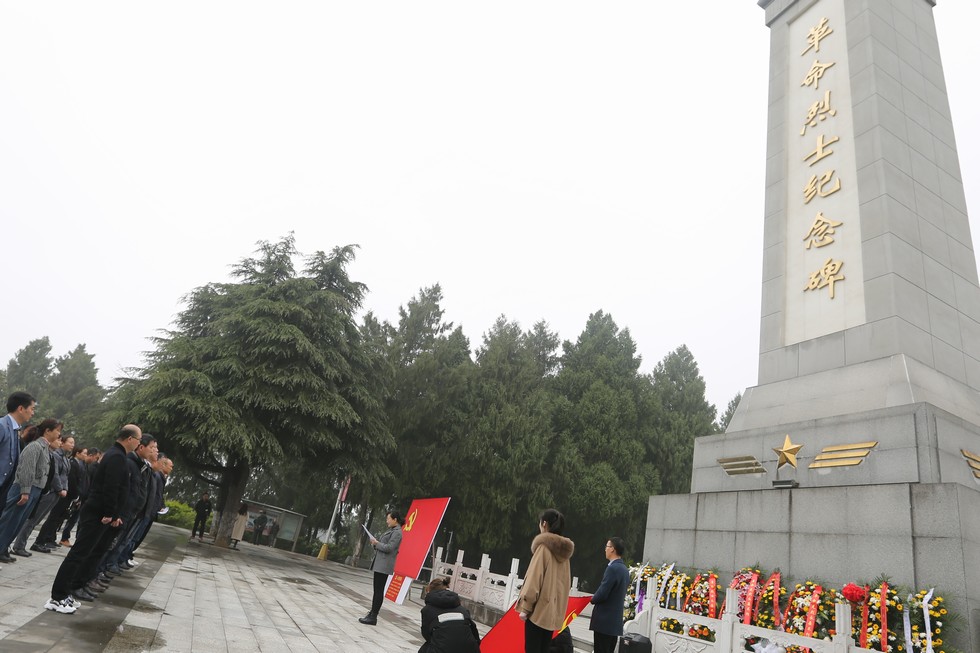 祭扫烈士陵园 缅怀革命先烈