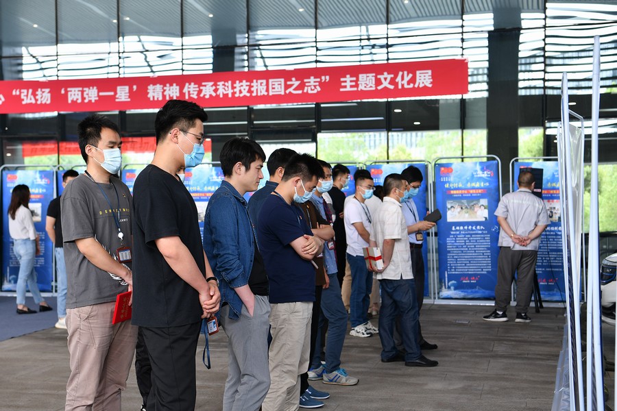 把爱国情报国志融入东风研发事业