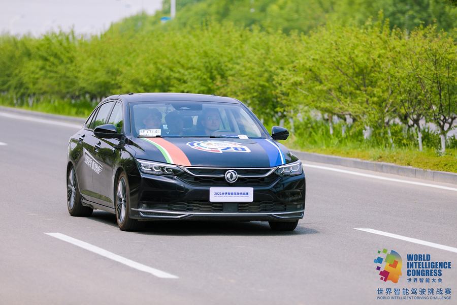 东风智能驾驶汽车斩金夺银