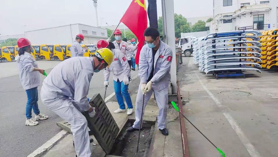 主题党日做好防汛准备