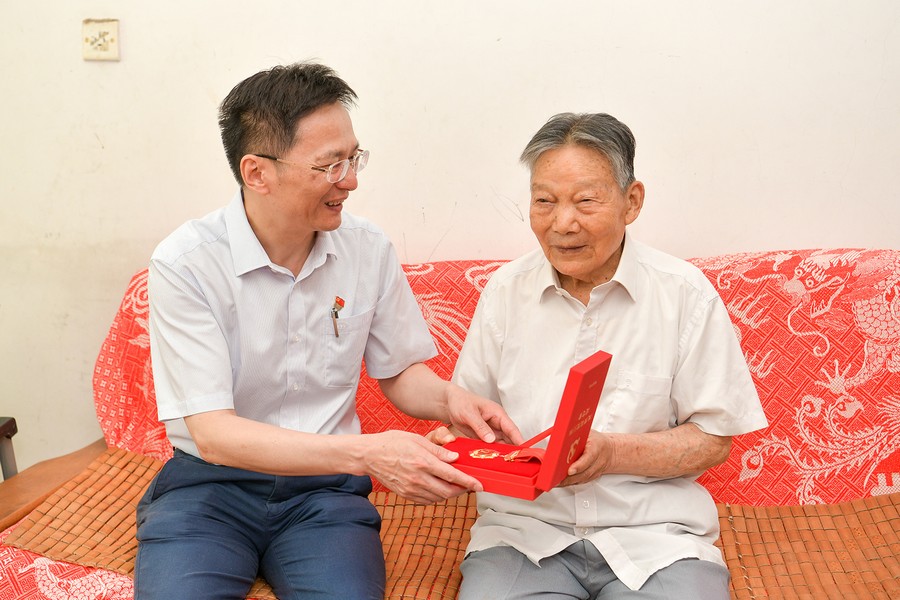 东风公司开展“七一”走访慰问活动